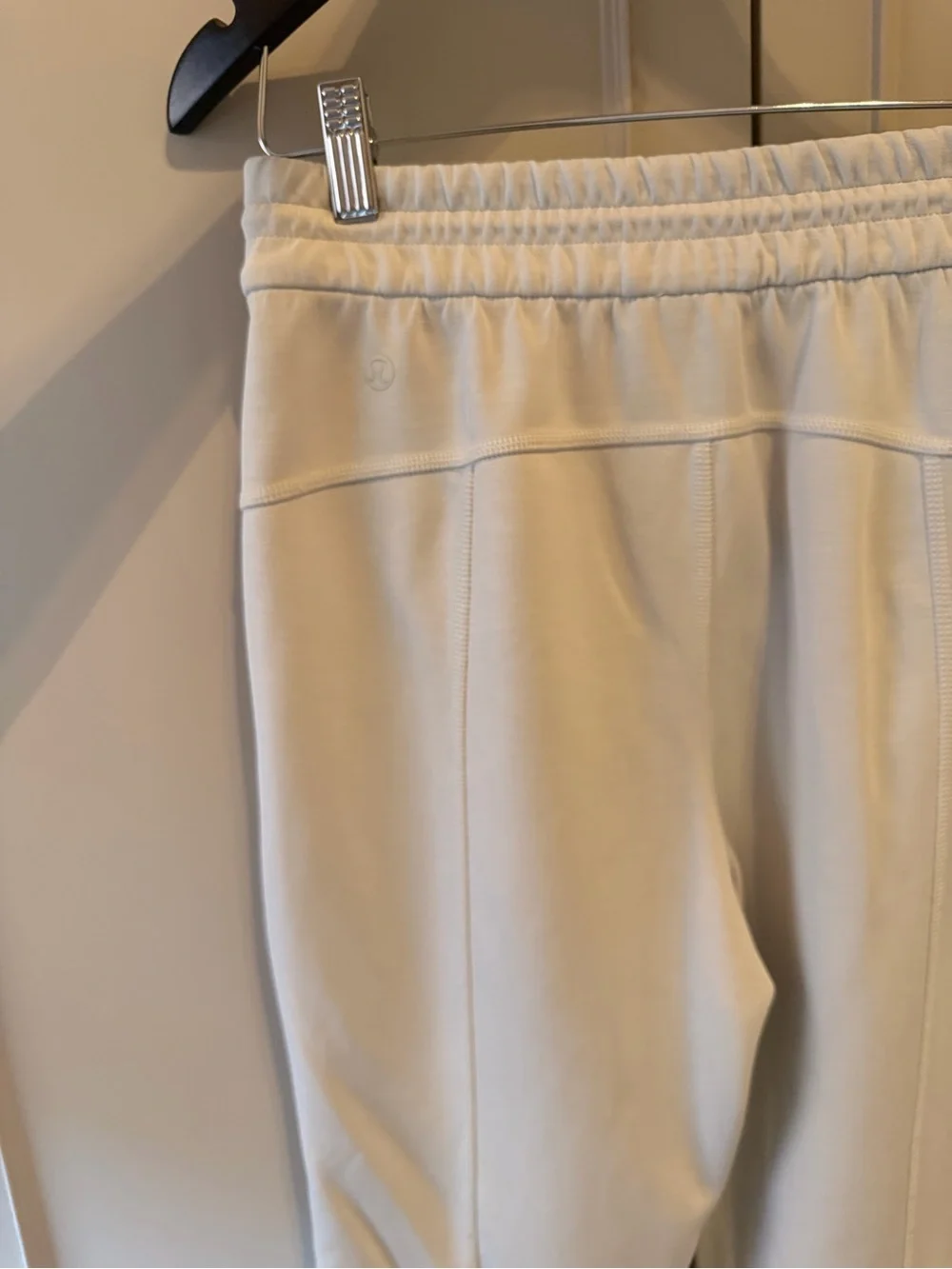 Lululemon Softstreme High-Rise Cropped Pant in Bone- Size 4